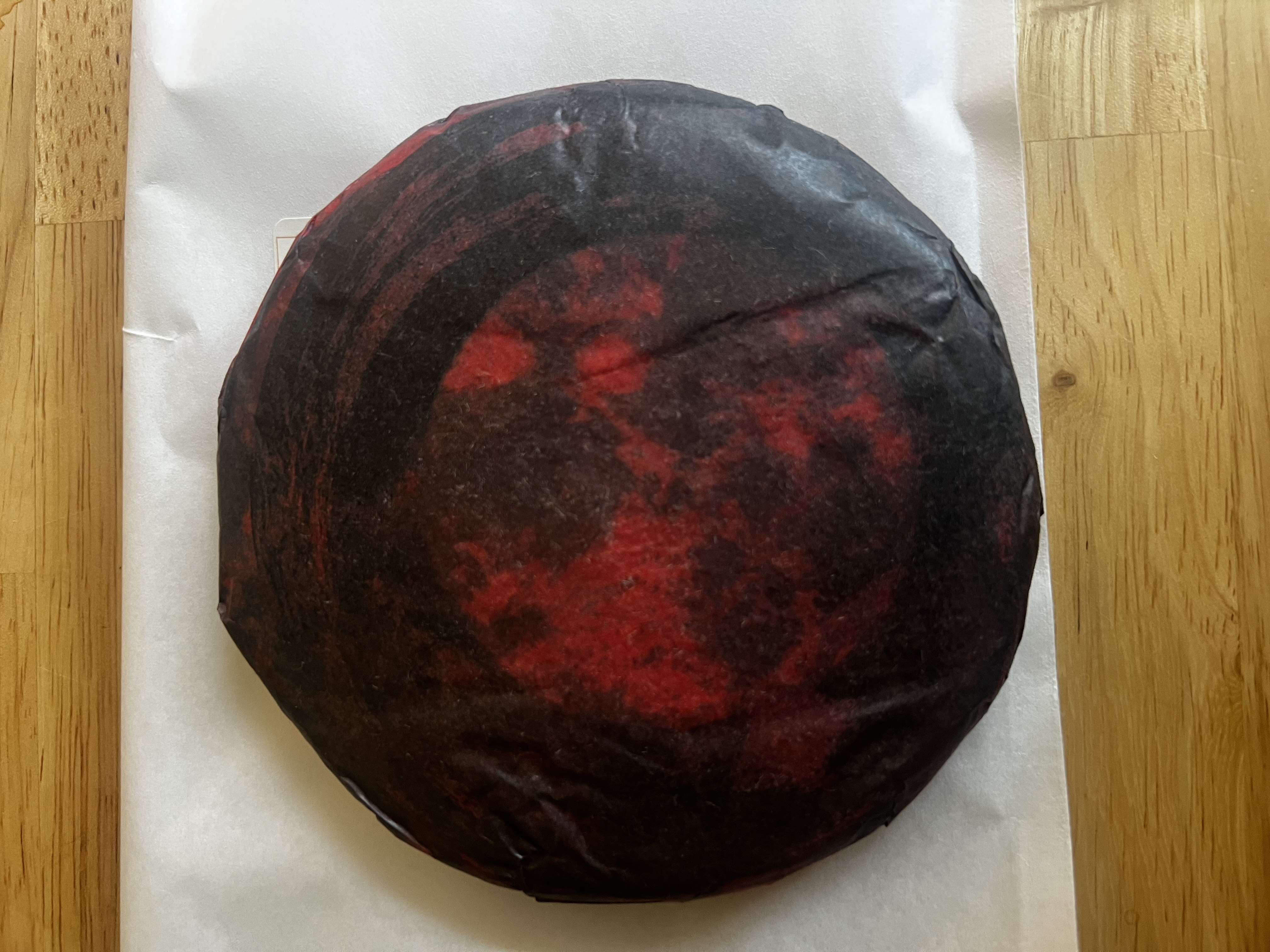 The red and black design on the wrapping, displaying a 'blood moon'.